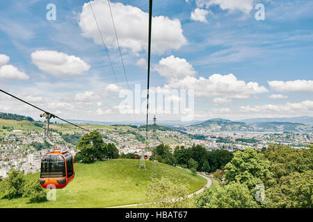 Erhöhten Blick von Seilbahn und Landschaft, dem Pilatus, Schweiz Stockfoto