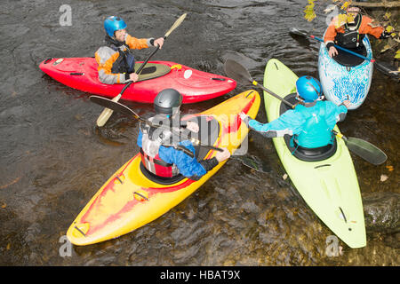 Draufsicht der Kajak-Team am Fluss Dee sprechen Stockfoto