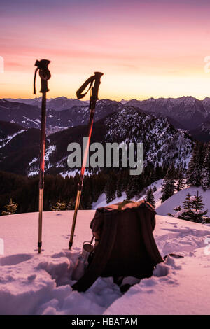 Wandern Stöcke und Rucksack auf Schnee bedeckt Teufelstattkopf Berg, Oberammergau, Bayern, Deutschland Stockfoto