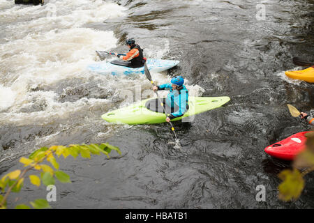 Männliche und weibliche Kanuten Paddeln nach Rapids am River Dee, Llangollen, Nordwales Stockfoto