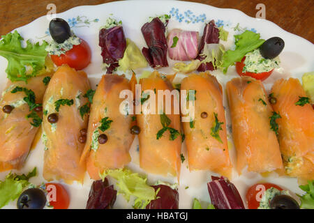 Wunderbare und köstliche geräucherter Lachs Brötchen mit Salat Tomaten Oliven und Käse Stockfoto