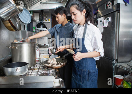 Köche kochen in Großküchen Stockfoto