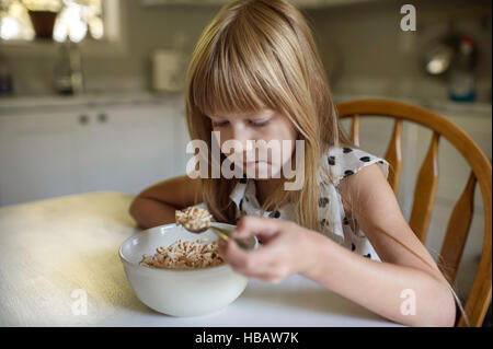 Kleines Mädchen beim Frühstück Stockfoto