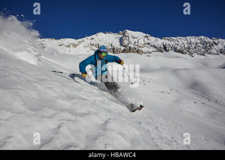 Männliche Freestyle Ski Skifahren auf steilen Berghang, Zugspitze, Bayern, Deutschland Stockfoto