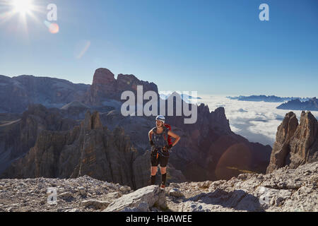 Weibliche Wanderer am Paternkofel Berggipfel, Dolomiten, Sexten, Südtirol, Italien Stockfoto