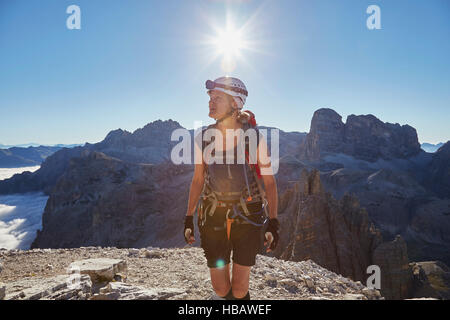 Weibliche Wanderer am Paternkofel Berggipfel, Dolomiten, Sexten, Südtirol, Italien Stockfoto