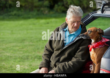 Mensch und Hund im Kofferraum sitzen Stockfoto