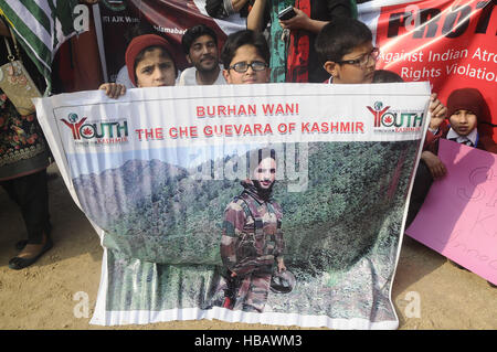 Islamabad, Pakistan. 5. Dezember 2016. Anhänger der pakistanische politische Partei Tehreek-e-Insaf und Pakistan Huriyat Konferenz Kundgebung gegen Indien, im außen Presseclub Islamabad, Demonstranten skandierten Parolen gegen die indische Regierung, Gewalt gegen indische Kaschmiris zu verurteilen, die indischen Herrschaft und indische Kräfte Stop Brutalität in Kaschmir Muslime Widerstand leisten. Bildnachweis: Zubair Ahmed/Pacific Press/Alamy Live-Nachrichten Stockfoto