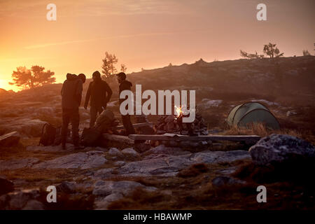 Wanderer, die Vorbereitung auf Lager bei Sonnenuntergang, Sarkitunturi, Lappland, Finnland Stockfoto