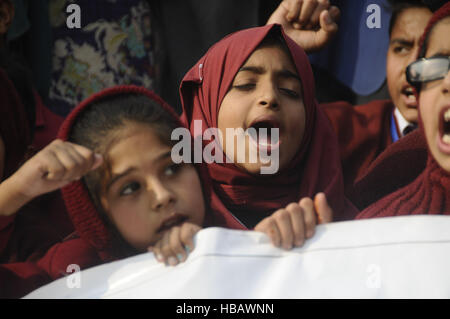 Islamabad, Pakistan. 5. Dezember 2016. Anhänger der pakistanische politische Partei Tehreek-e-Insaf und Pakistan Huriyat Konferenz Kundgebung gegen Indien, im außen Presseclub Islamabad, Demonstranten skandierten Parolen gegen die indische Regierung, Gewalt gegen indische Kaschmiris zu verurteilen, die indischen Herrschaft und indische Kräfte Stop Brutalität in Kashmiri Moslems widersetzen. Bildnachweis: Zubair Ahmed/Pacific Press/Alamy Live-Nachrichten Stockfoto