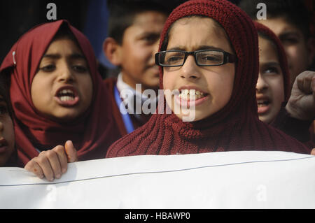 Islamabad, Pakistan. 5. Dezember 2016. Anhänger der pakistanische politische Partei Tehreek-e-Insaf und Pakistan Huriyat Konferenz Kundgebung gegen Indien, im außen Presseclub Islamabad, Demonstranten skandierten Parolen gegen die indische Regierung, Gewalt gegen indische Kaschmiris zu verurteilen, die indischen Herrschaft und indische Kräfte Stop Brutalität in Kashmiri Moslems widersetzen. Bildnachweis: Zubair Ahmed/Pacific Press/Alamy Live-Nachrichten Stockfoto