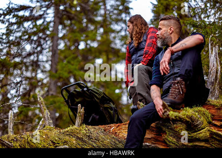 Wanderer auf umgestürzten Baum, Sarkitunturi, Lappland, Finnland Stockfoto