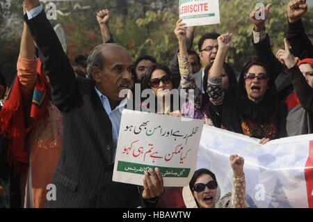 Islamabad, Pakistan. 5. Dezember 2016. Anhänger der pakistanische politische Partei Tehreek-e-Insaf und Pakistan Huriyat Konferenz Kundgebung gegen Indien, im außen Presseclub Islamabad, Demonstranten skandierten Parolen gegen die indische Regierung, Gewalt gegen indische Kaschmiris zu verurteilen, die indischen Herrschaft und indische Kräfte Stop Brutalität in Kaschmir Muslime Widerstand leisten. Bildnachweis: Zubair Ahmed/Pacific Press/Alamy Live-Nachrichten Stockfoto