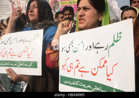 Islamabad, Pakistan. 5. Dezember 2016. Anhänger der pakistanische politische Partei Tehreek-e-Insaf und Pakistan Huriyat Konferenz Kundgebung gegen Indien, im außen Presseclub Islamabad, Demonstranten skandierten Parolen gegen die indische Regierung, Gewalt gegen indische Kaschmiris zu verurteilen, die indischen Herrschaft und indische Kräfte Stop Brutalität in Kaschmir Muslime Widerstand leisten. Bildnachweis: Zubair Ahmed/Pacific Press/Alamy Live-Nachrichten Stockfoto