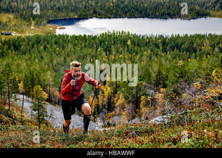 Wanderer, aufsteigender steilen Hügel, Kesankitunturi, Lappland, Finnland Stockfoto