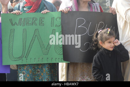 Islamabad, Pakistan. 5. Dezember 2016. Anhänger der pakistanische politische Partei Tehreek-e-Insaf und Pakistan Huriyat Konferenz Kundgebung gegen Indien, im außen Presseclub Islamabad, Demonstranten skandierten Parolen gegen die indische Regierung, Gewalt gegen indische Kaschmiris zu verurteilen, die indischen Herrschaft und indische Kräfte Stop Brutalität in Kaschmir Muslime Widerstand leisten. Bildnachweis: Zubair Ahmed/Pacific Press/Alamy Live-Nachrichten Stockfoto