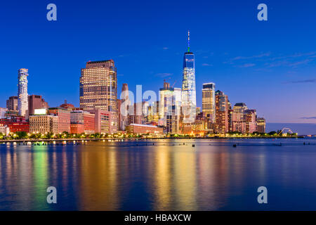 Skyline New Yorks Finanzdistrikt in der Nacht auf dem Hudson River. Stockfoto