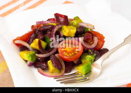 Salat mit Avocado, Bohnen, Tomaten, roten Zwiebeln und vegeta Stockfoto