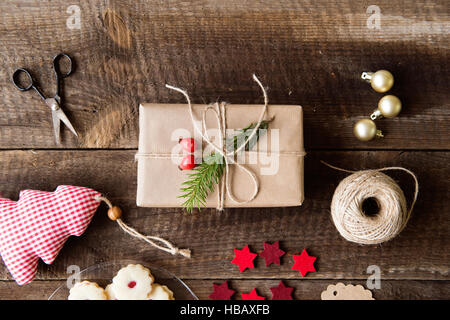 Schön verpackte Weihnachtsgeschenke, Studio gedreht, hölzerne zurück Stockfoto