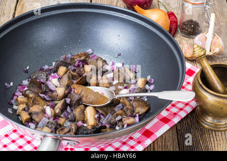 Champignons mit roten Zwiebeln in der Pfanne gebraten Stockfoto