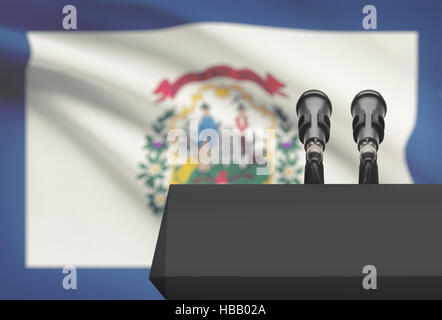 Kanzel und zwei Mikrofone mit uns Zustand-Markierungsfahne auf Hintergrund - West Virginia Stockfoto