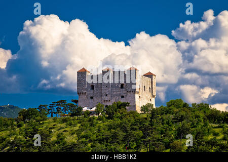 Festung Nehaj in Senj auf grünem Hügel Stockfoto