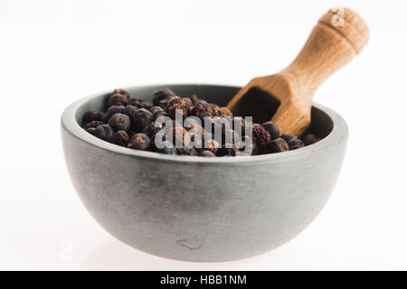 Wacholderbeeren auf weißem Hintergrund Stockfoto