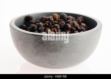 Wacholderbeeren auf weißem Hintergrund Stockfoto