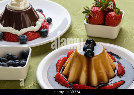 Vanillepudding mit Schokoladensirup Stockfoto