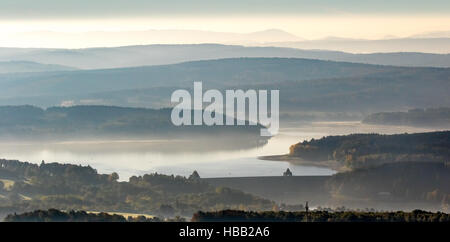 Luftaufnahme, Blick auf den Morgen Möhnetalsperre, Stauwerk im Morgennebel, Möhnesee, Sauerland, Stausee, Stockfoto