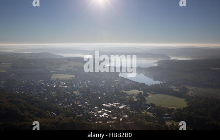 Luftaufnahme, Blick auf den Morgen Möhnetalsperre, Stauwerk im Morgennebel, Möhnesee, Sauerland, Stausee, Stockfoto