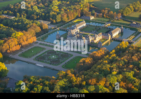 Luftaufnahme, Barockschloss Schloss Nordkirchen im Herbst, Versailles des Münsterlandes, Grabenlöffel Schloss mit Barockgarten Stockfoto