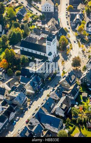 Luftaufnahme, katholische Pfarrei Church St. Georg, Bad Fredeburg, Schmallenberg, Hochsauerland, Nordrhein-Westfalen, Deutschland Stockfoto