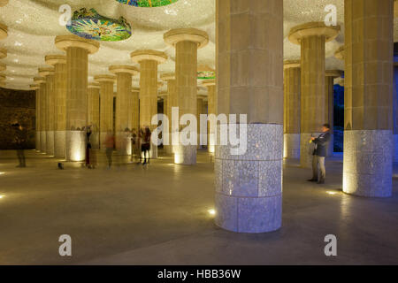 Spanien, Katalonien, Barcelona, Park Güell, Hypostyle Zimmer nachts beleuchtet Stockfoto