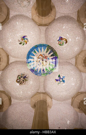 Spanien, Katalonien, Barcelona Park Güell, Säulenhalle Zimmer Fliesen Decke, trencadis Mosaik aus zerbrochenen Fliesen Shards, Wahrzeichen der Stadt Stockfoto