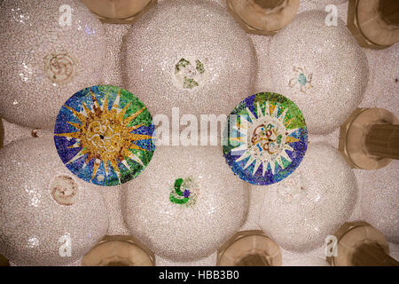 Spanien, Barcelona, Decke Hypostyle Platz im Park Güell, Trencadís Mosaik aus zerbrochenen Dachziegel Scherben, Gaudi-design Stockfoto