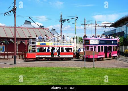 Ansicht der elektrischen Straßenbahn-Triebwagen Seaton außerhalb der Tram-Station, Seaton, Devon, England, Vereinigtes Königreich, West-Europa. Stockfoto