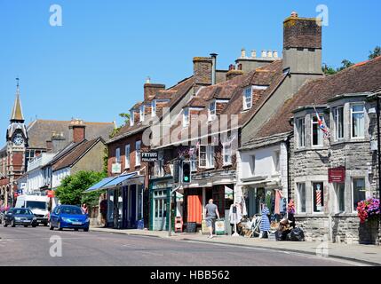 Blick entlang der North Street in Richtung Victorian Town Hall in der Stadt Zentrum, Wareham, Dorset, England, UK, Westeuropa. Stockfoto