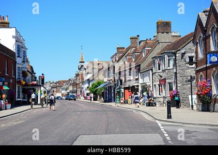 Blick entlang der North Street in Richtung Victorian Town Hall in der Stadt Zentrum, Wareham, Dorset, England, UK, Westeuropa. Stockfoto