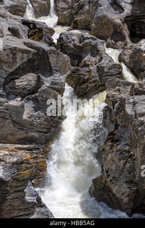 Wasserfall fließt zwischen den Lavasteinen Stockfoto