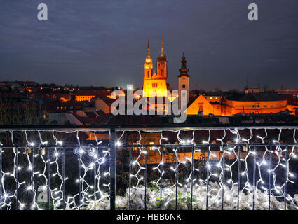 Weihnachten in Zagreb: die Kathedrale gesehen über einen beleuchteten Zaun Stockfoto