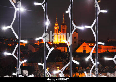 Zagreber Kathedrale gesehen durch einen beleuchteten Zaun in der Weihnachtszeit Stockfoto