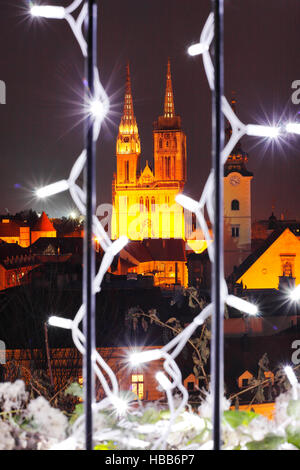 Zagreber Kathedrale gesehen durch einen beleuchteten Zaun in der Weihnachtszeit Stockfoto