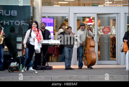 Straßenmusikanten außerhalb Marks & Spencer Kaufhaus in Western Road Brighton Stockfoto