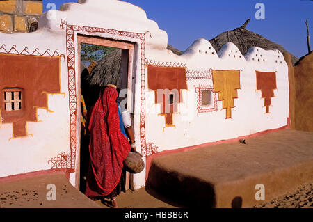 Indien - Rajasthan - Dorf Peint des environs de Jaisalmer / / Indien. Rajasthan. Dorf in der Nähe von Jaisalmer Stockfoto