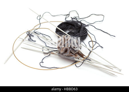 die gestrickten Bommel isoliert auf weiss Stockfoto