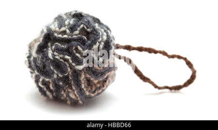 gestrickte Pompon von bunten Garn isoliert auf weiss Stockfoto