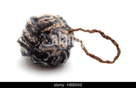 gestrickte Pompon von bunten Garn isoliert auf weiss Stockfoto