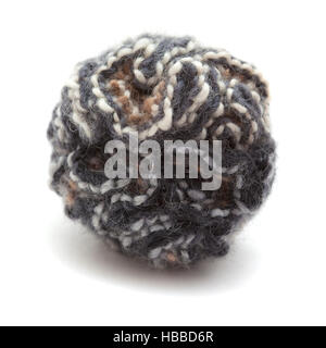 gestrickte Pompon von bunten Garn isoliert auf weiss Stockfoto