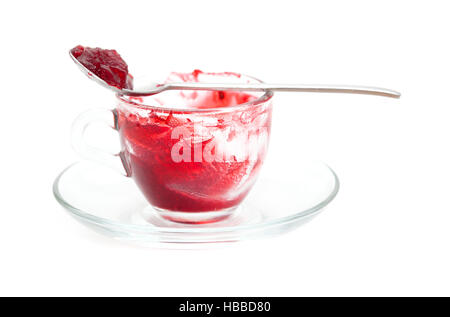 hausgemachte einzelne Beere Gelee Teil in eine Glasschale isoliert Stockfoto